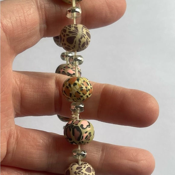 Spotted Beads Stretch Bracelet - Picture 3 of 5